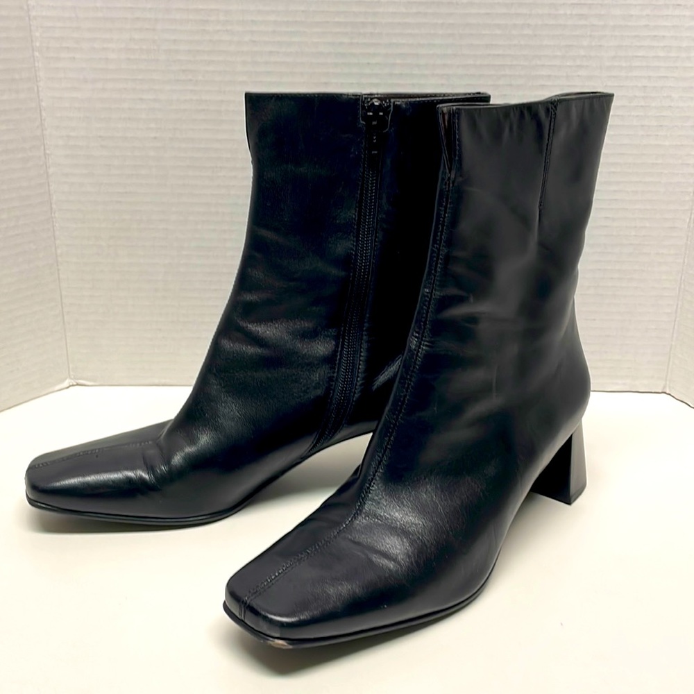 Etienne Aigner Passaic Black leather women’s size 9 Med. ankle boots Side zipper